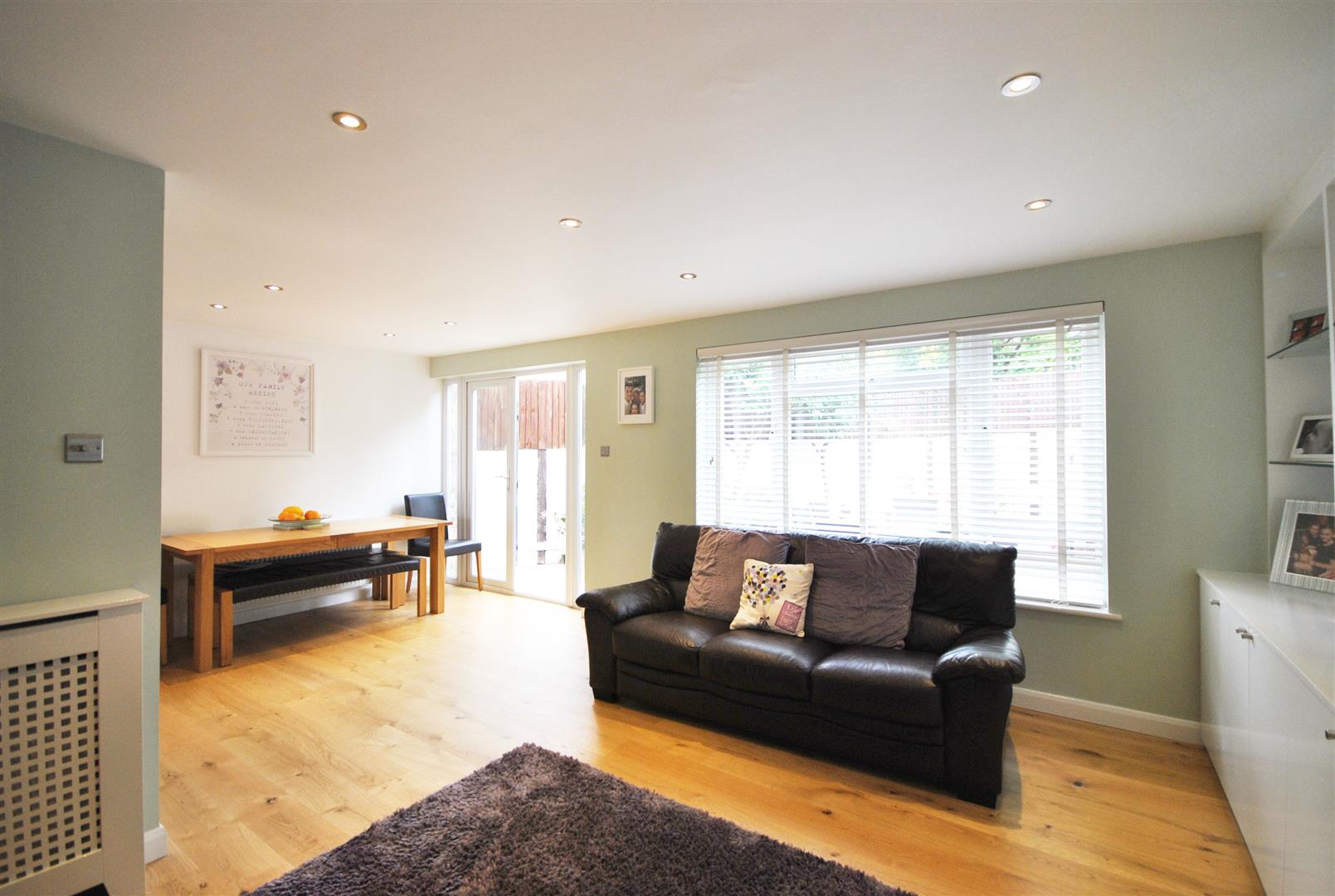 3 Bedrooms, House - End Terrace